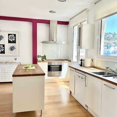 Moderno Y Amplio En El Centro De Apartamento